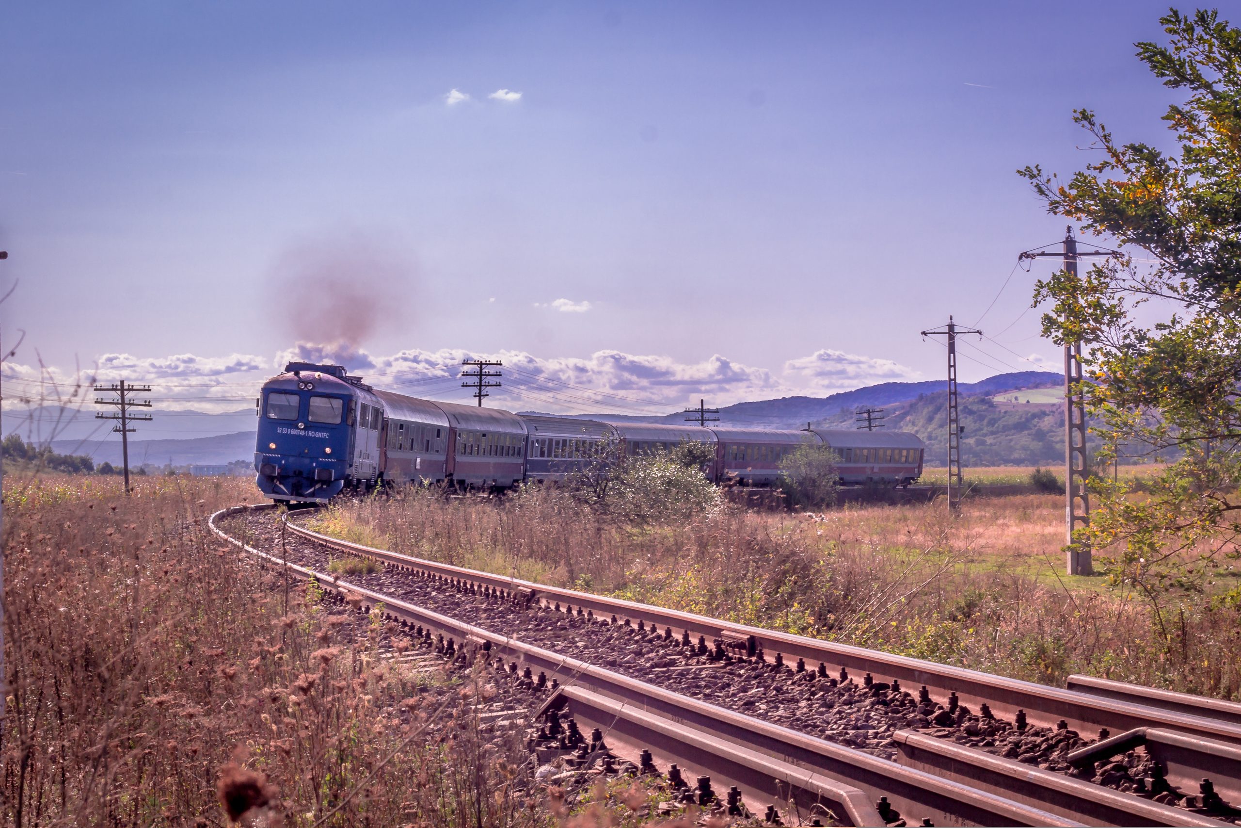 Un tren a rămas blocat în câmp în județul Brașov, după ce motorul a luat foc. Zeci de călători au fost evacuați