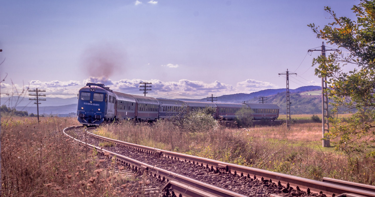 Un tren a rămas blocat în câmp în județul Brașov, după ce motorul a