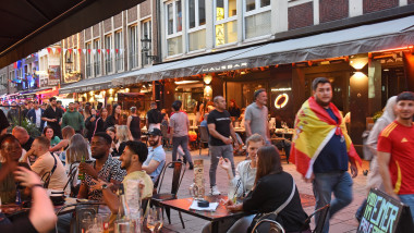 In der Fussball Europameisterschaft spielt Spanien gegen England. In der Altstadt von Düsseldorf wird in fast allen Knei