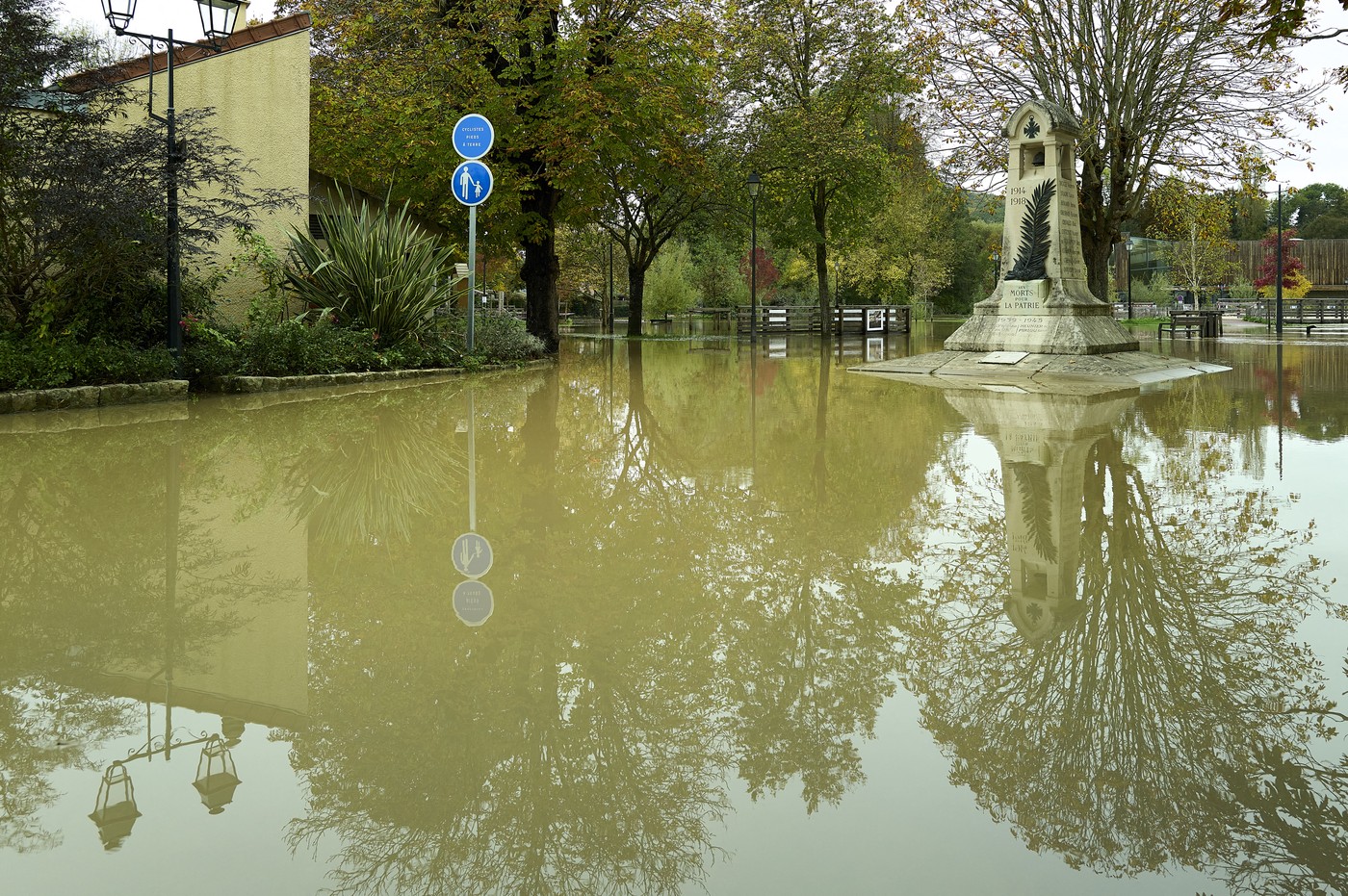 Trei oameni au murit în urma inundațiilor din sud-estul Franței. Ploile torențiale au provocat viituri