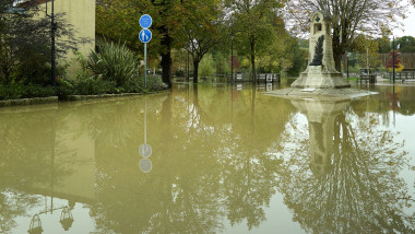 În vestul țării, viiturile au măturat străzi din mai multe orașe