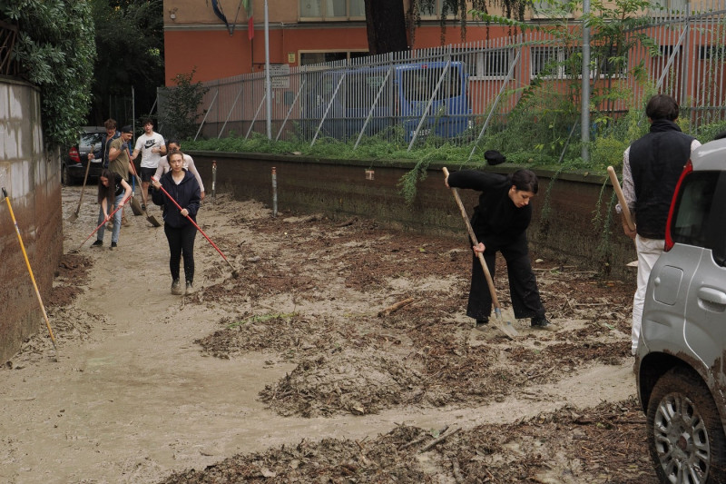 În Bologna, primarul i-a rugat pe oamenii care stau la parter să meargă la etajele superioare, după ce un râu a inundat mai multe zone din oraș.