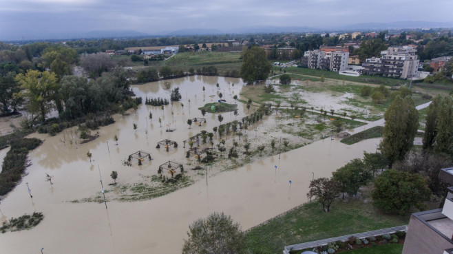 În Bologna, primarul i-a rugat pe oamenii care stau la parter să meargă la etajele superioare, după ce un râu a inundat mai multe zone din oraș.