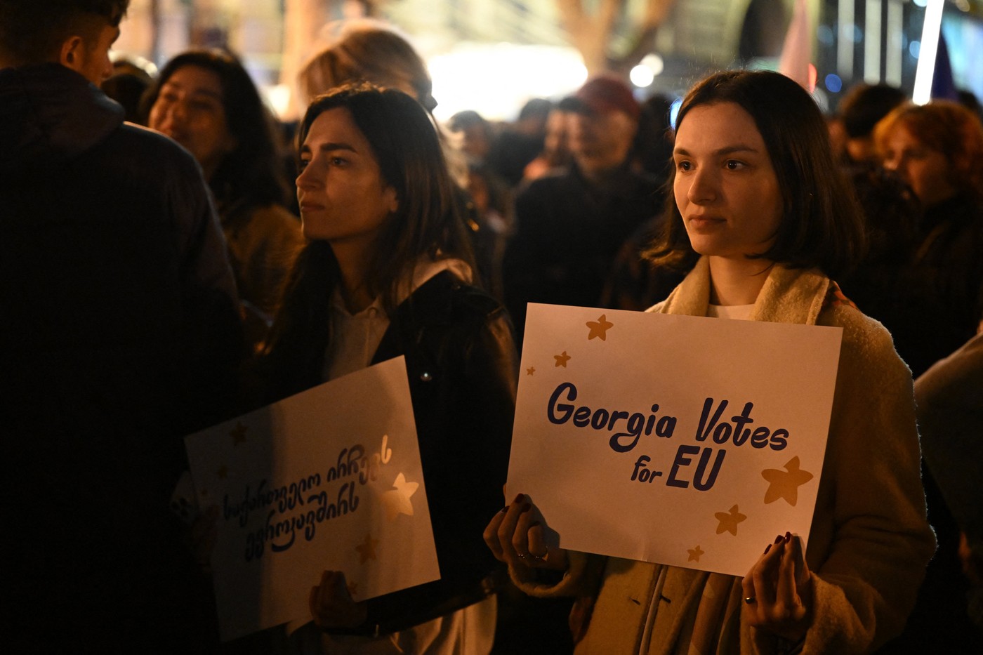 Manifestaţie pro-EU majoră la Tbilisi înaintea alegerilor legislative din Georgia: zeci de mii de manifestanți au ieșit în stradă