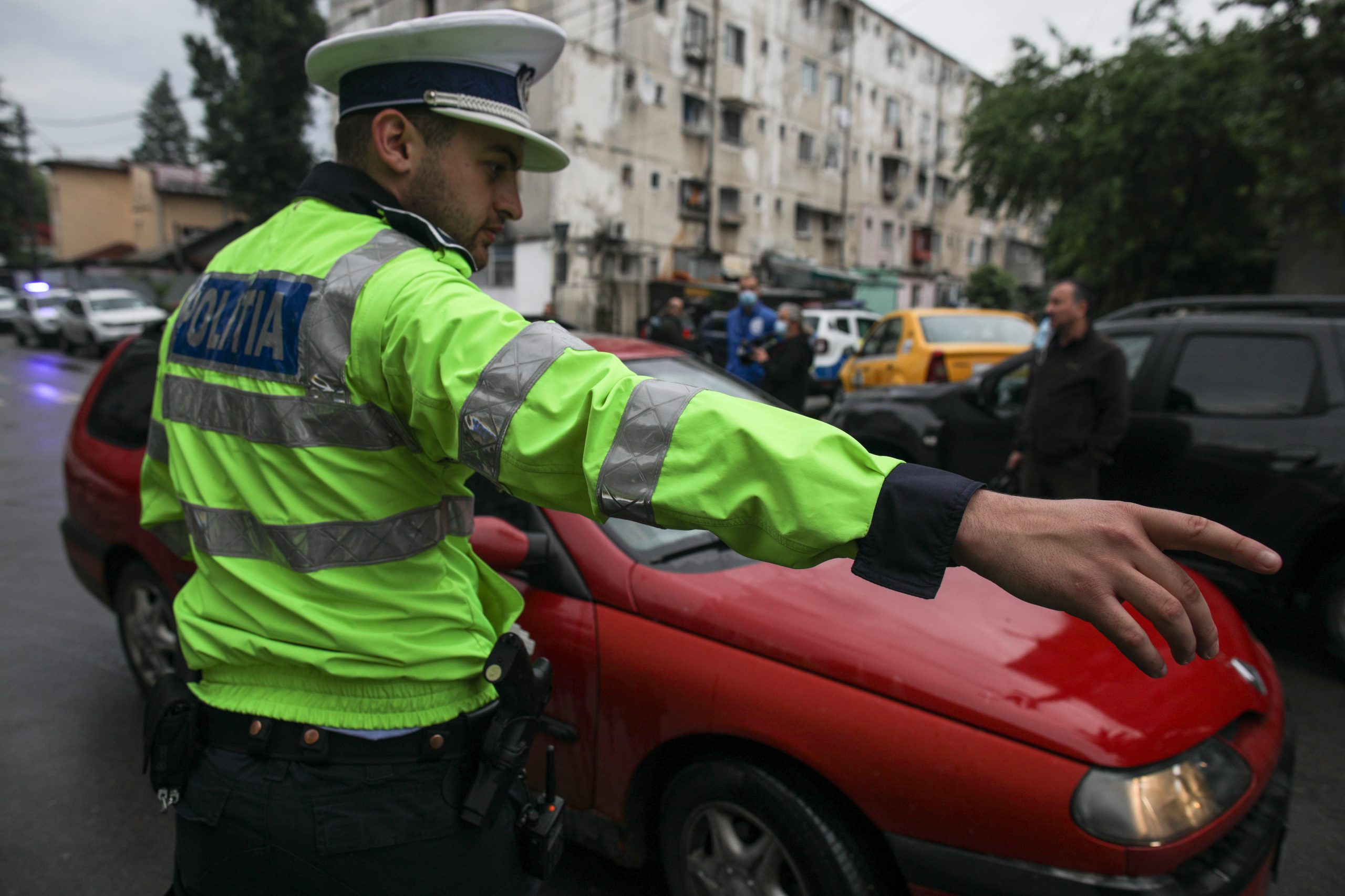 O femeie răpită a fost salvată din întâmplare de polițiștii din Zărnești, care au oprit la un control mașina în care se afla