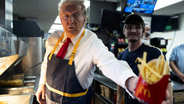 Trump a servit clienți la un McDonald’s drive-thru, unde o susținut o conferință de presă.