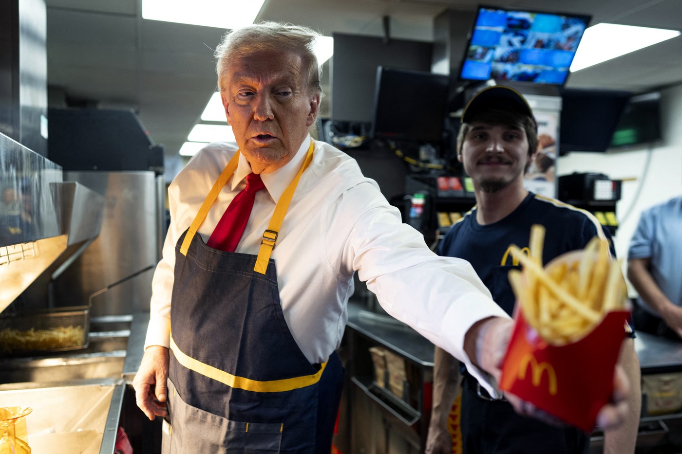 Trump a servit clienţi la un McDonald’s, susținând o conferinţă de presă de la fereastra pentru drive-thru. Mesaj pentru Kamala Harris