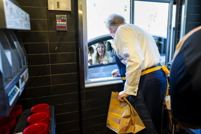 Trump a servit clienţi la un McDonald’s, susținând o conferinţă de presă de la fereastra pentru drive-thru