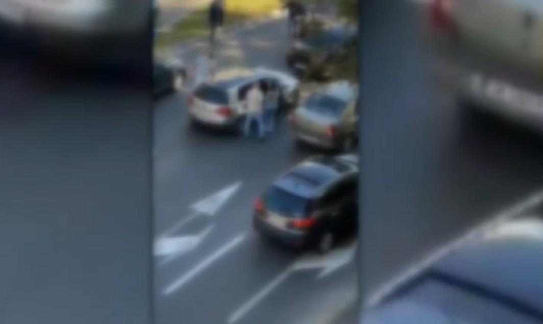 Bătaie în mijlocul străzii, după un conflict în trafic în Timișoara. Momentul a fost surprins de camere