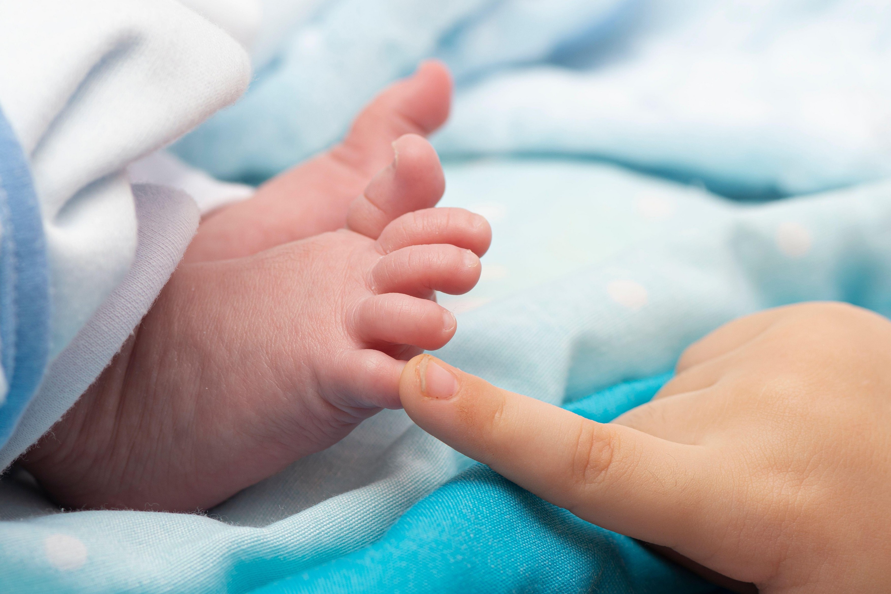 Un nou-născut a murit pe un pat de spital în Cluj: aștepta o operație la inimă, dar a luat o bacterie în timp ce era internat