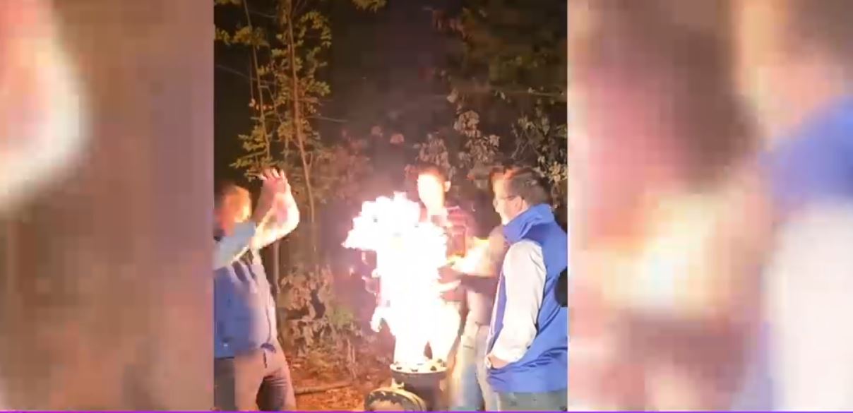 Imagini incredibile în Gorj, cu patru politicieni care testează o țeavă de gaz cu bricheta. Ce a urmat