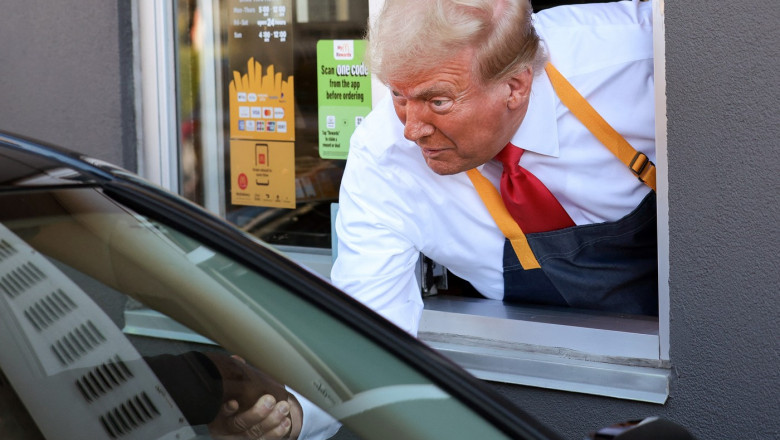 Donald Trump servește clienți ai McDonald's la drive-thru