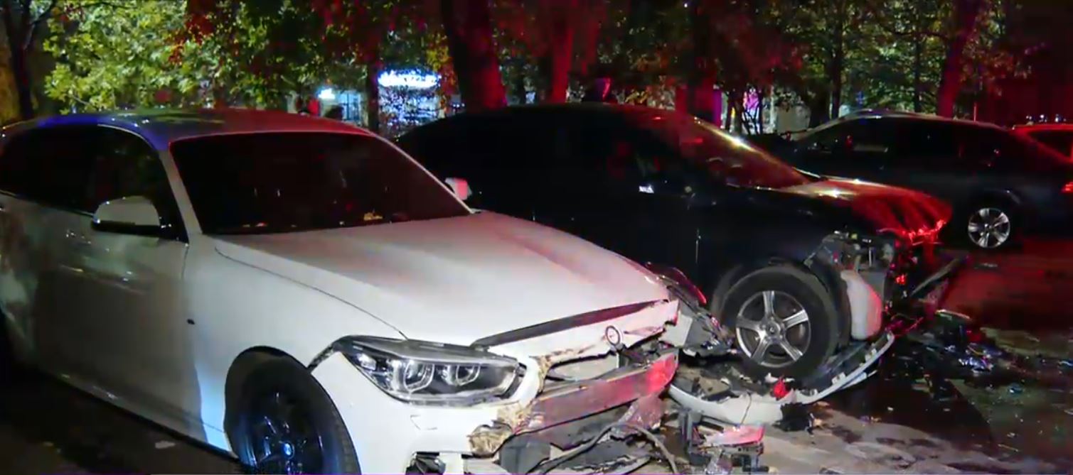 Accident grav în București: O șoferiță a pierdut controlul volanului și a lovit 13 mașini parcate