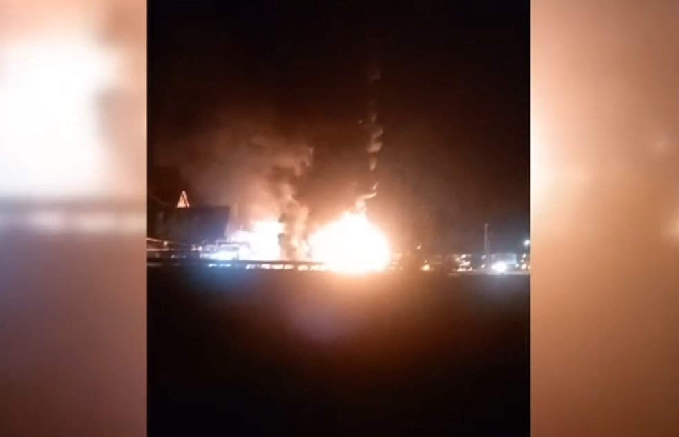 Incendiu puternic pe Valea Oltului. Un camion care transporta anvelope a luat foc în mers