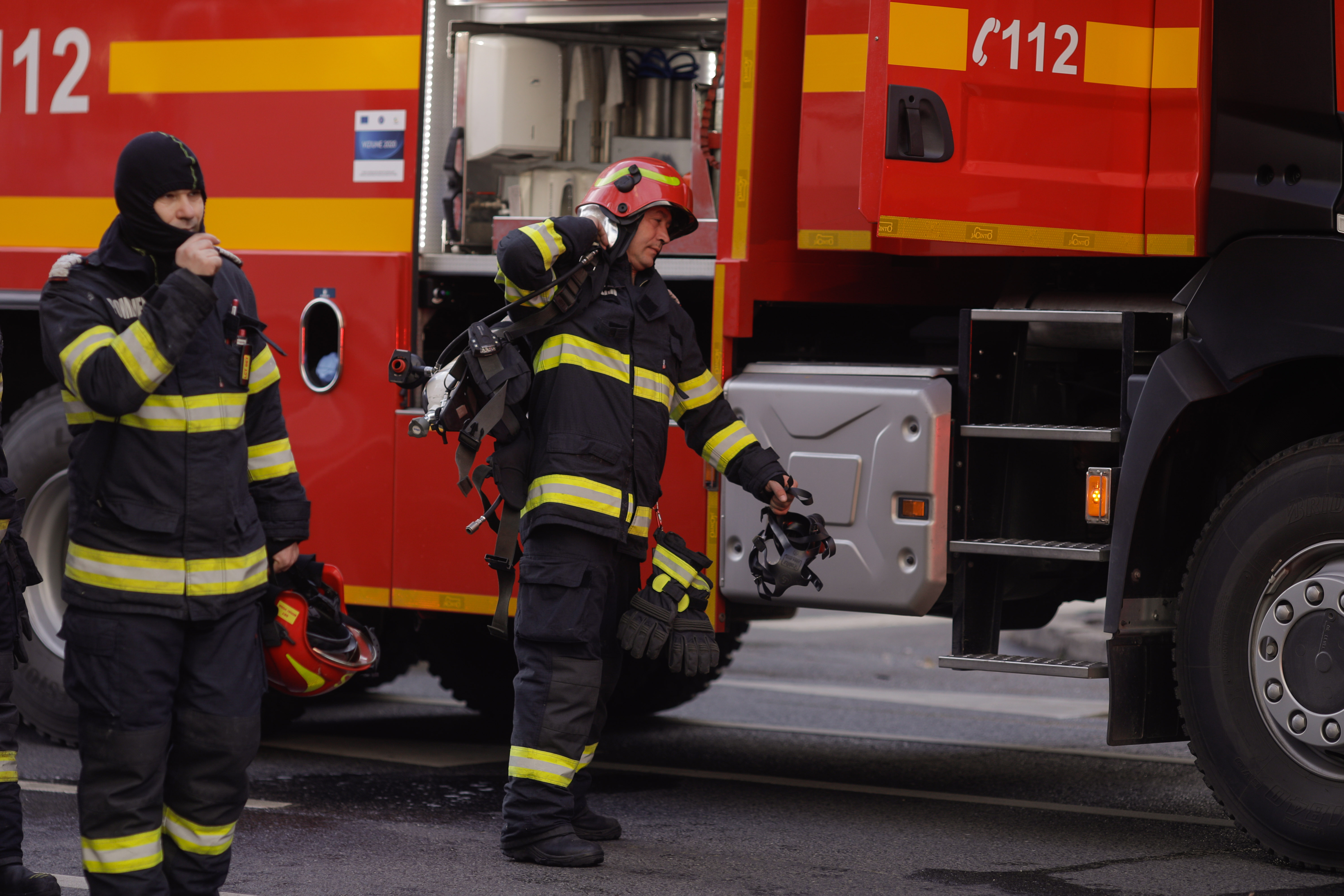 O femeie din Cluj a murit arsă de vie, iar o fată de 18 ani primește îngrijiri medicale după ce casa lor a luat foc