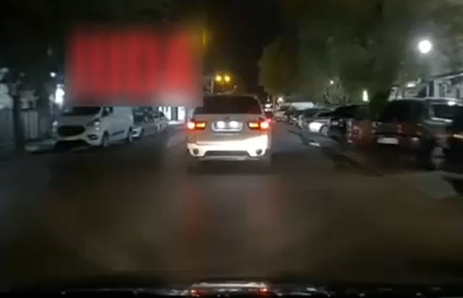 Un băiat de 15 ani a tras cu pistolul dintr-o mașină aflată în mers în Capitală. Imaginile surprinse de o cameră de bord