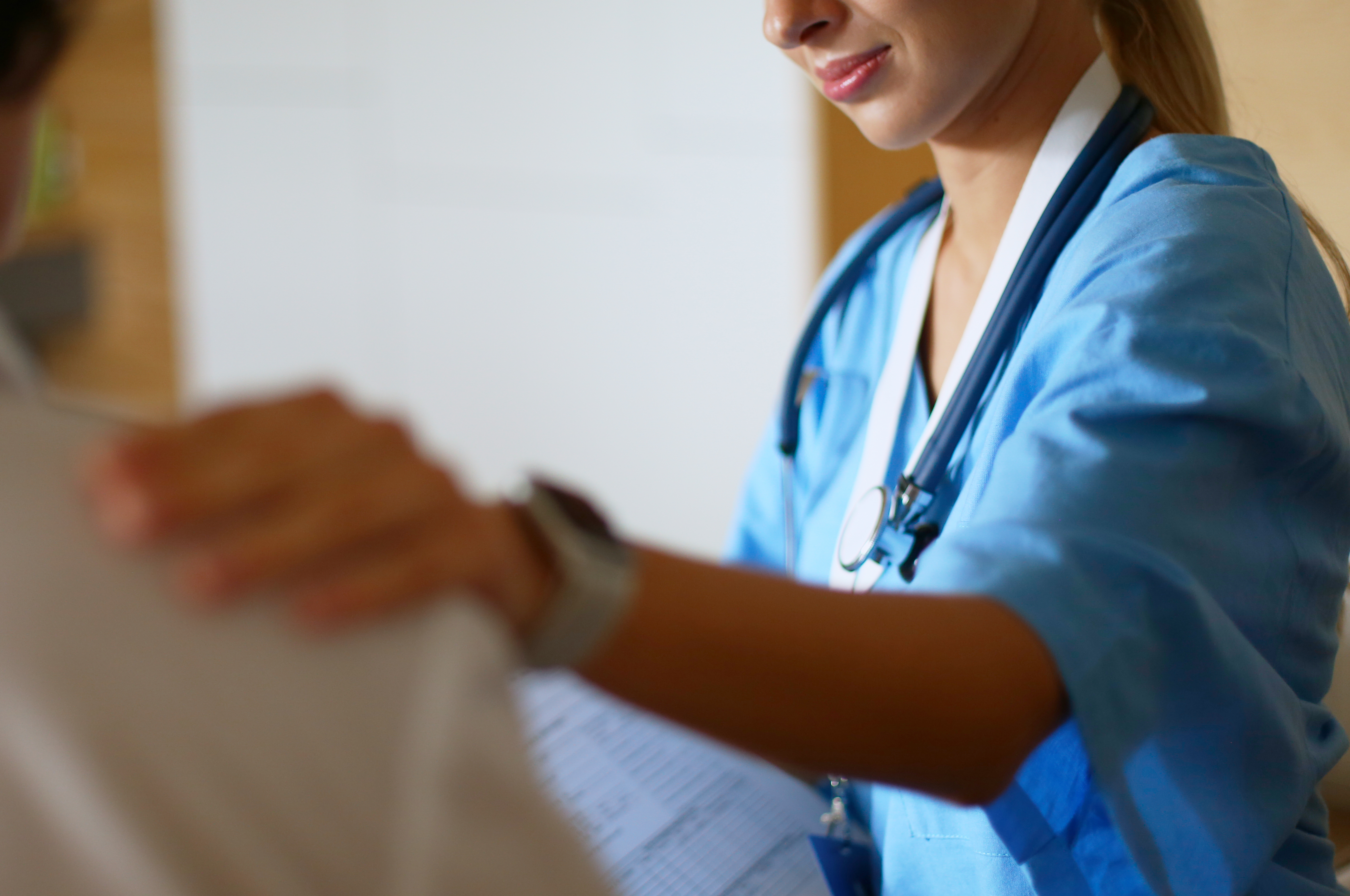 O femeie din Timişoara s-a dat drept medic și a făcut operaţii estetice într-un cabinet neautorizat. Polițiștii au deschis dosar penal