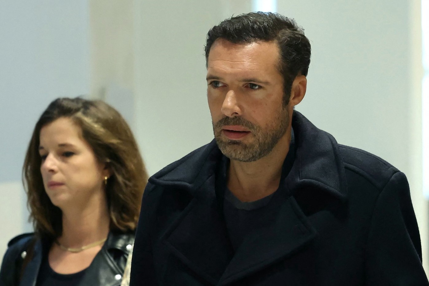 Regizorul Nicolas Bedos, condamnat la un an de închisoare pentru agresiuni sexuale. „Nu-mi amintesc nimic, am un black-out"