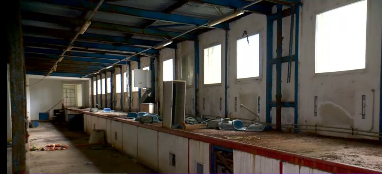 Mizerie și rugină în loc de apă și sportivi. Cum arată bazinul în care ar fi trebuit să se antreneze David Popovici