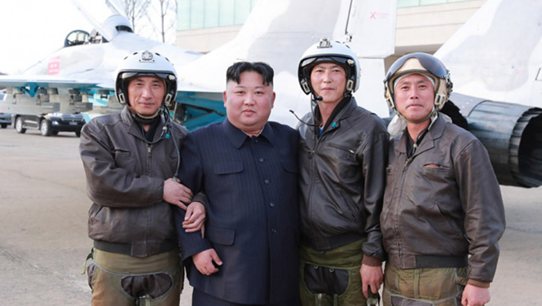 Piloți din Coreea de Nord alături de Kim Jong UN