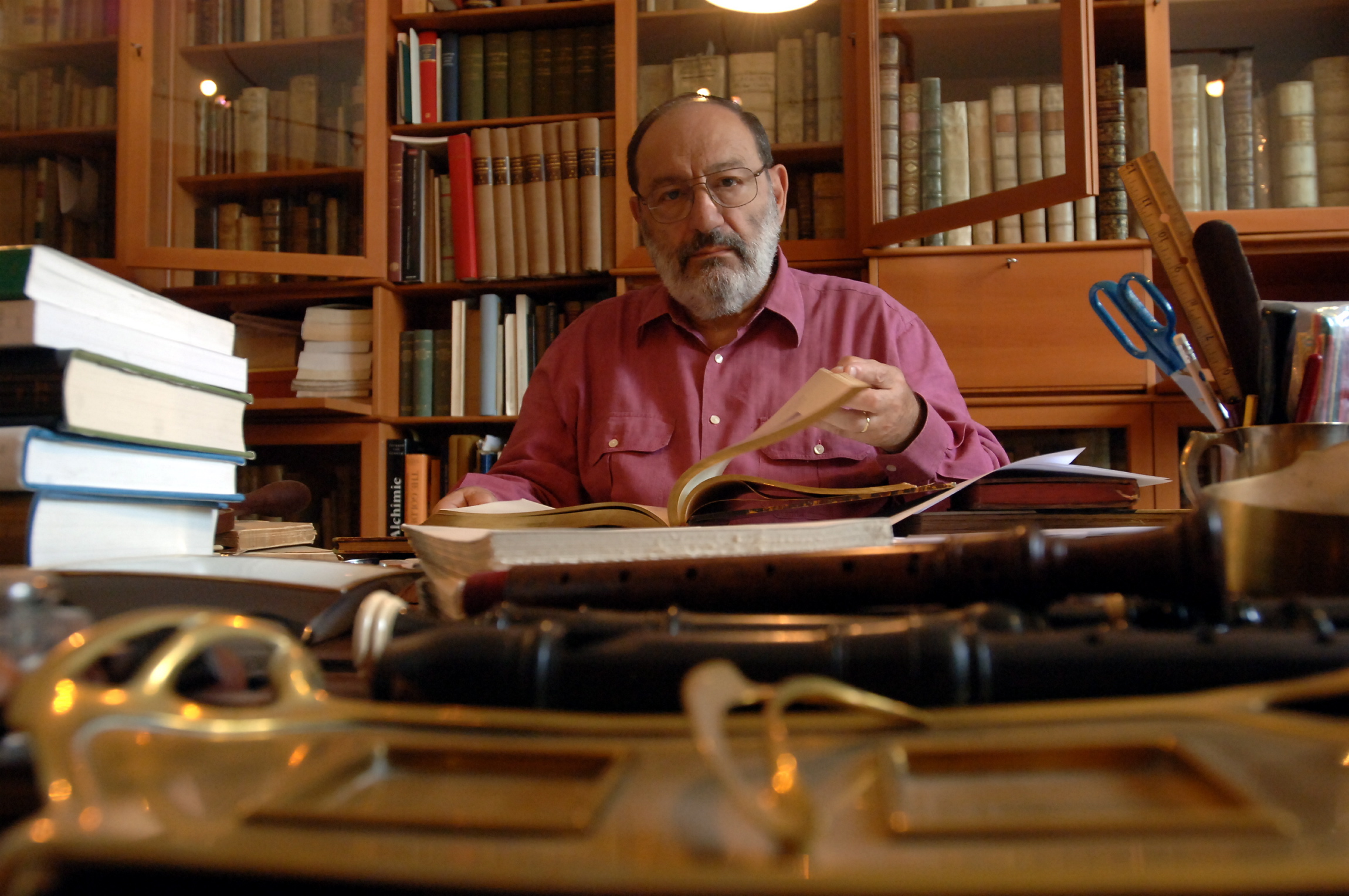 Documentar inedit despre Umberto Eco, proiectat în România: „Eu și Dan Brown am citit aceleași cărți. Doar că el le-a crezut”