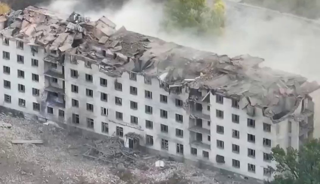 O clădire plină cu soldați ruși care pilotează drone în Kursk a fost dezintegrată cu două rachete aer-sol