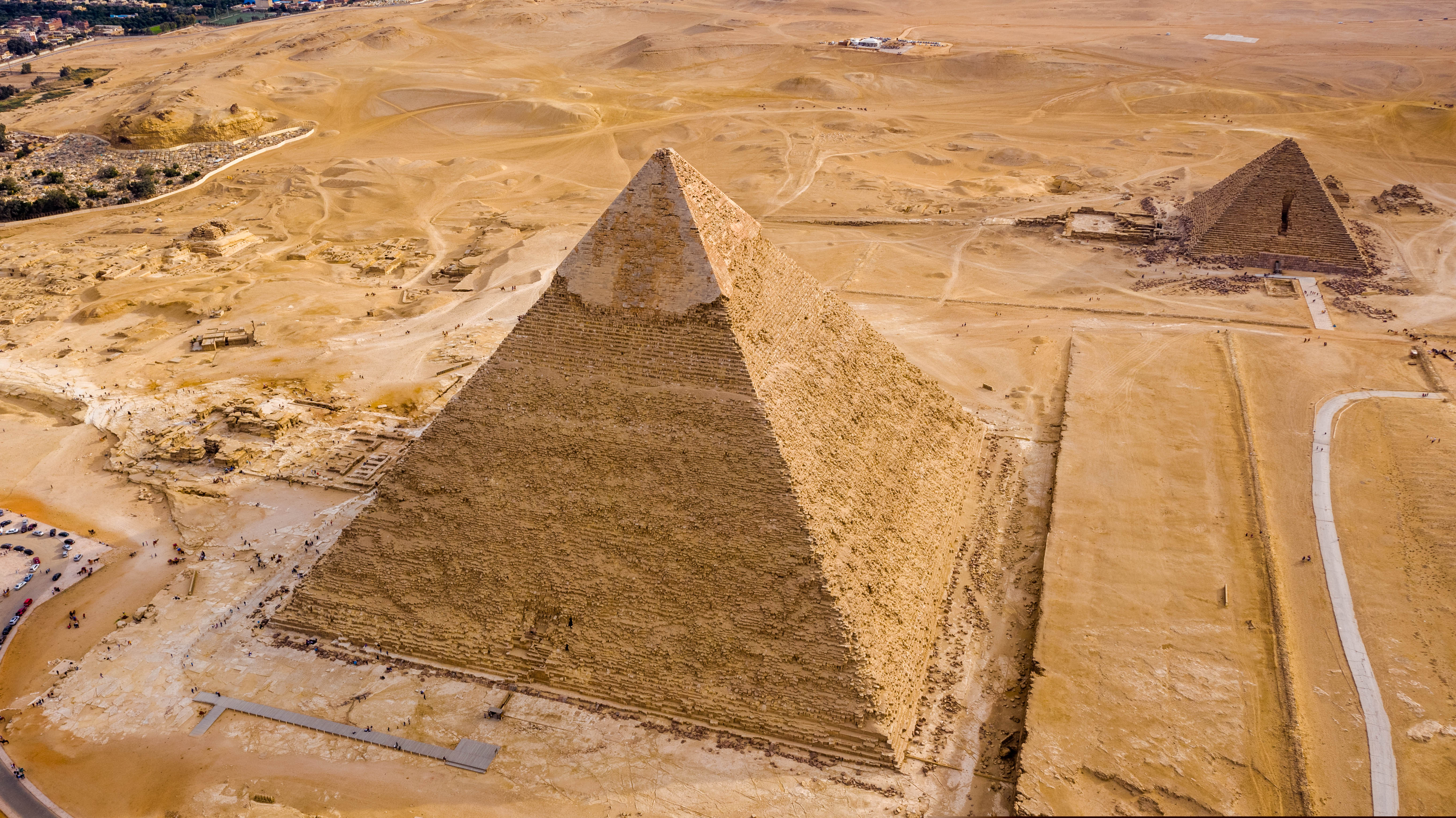 Momentul în care un parapantist descoperă un cățel în vârful uneia dintre cele mai mari piramide din Egipt. Imaginile au ajuns virale