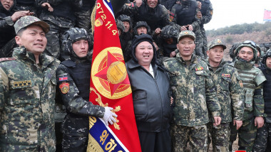 Kim Jong Un și soldați