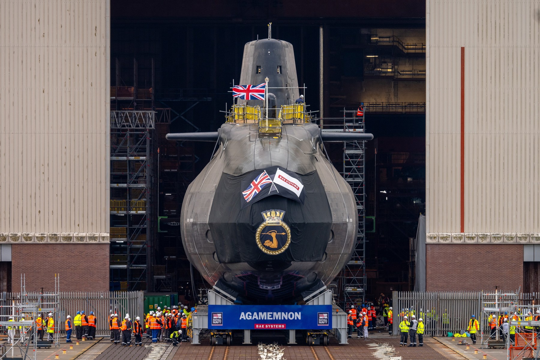 Incendiu uriaș la șantierul naval unde se construiesc submarine nucleare pentru Marea Britanie. Două persoane au ajuns la spital