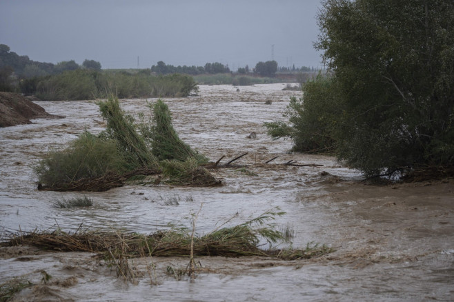 Emergencies raises to red the alert for rainfall throughout the coast and inland north of Valencia