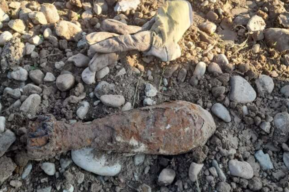 O bombă neexplodată din al Doilea Război Mondial, descoperită pe o stradă din județul Bihor