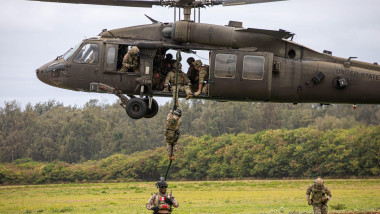 Soldați americani coboară din elicopter în timpul unor exerciții militare
