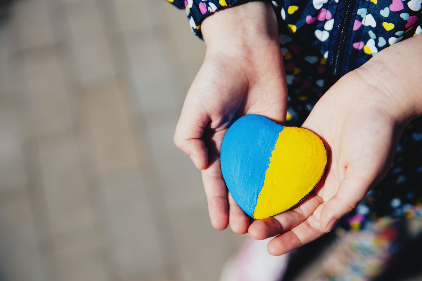 Femeie acuzată de neglijență în Crimeea, pentru că fiica ei de 10 ani „a discreditat” armata rusă cu un emoji pro-Ucraina