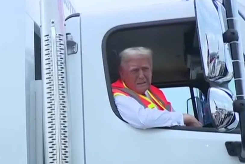 Trump, cu mașina de gunoi la un miting electoral, după gafa președintelui SUA: „În onoarea Kamalei şi a lui Biden”