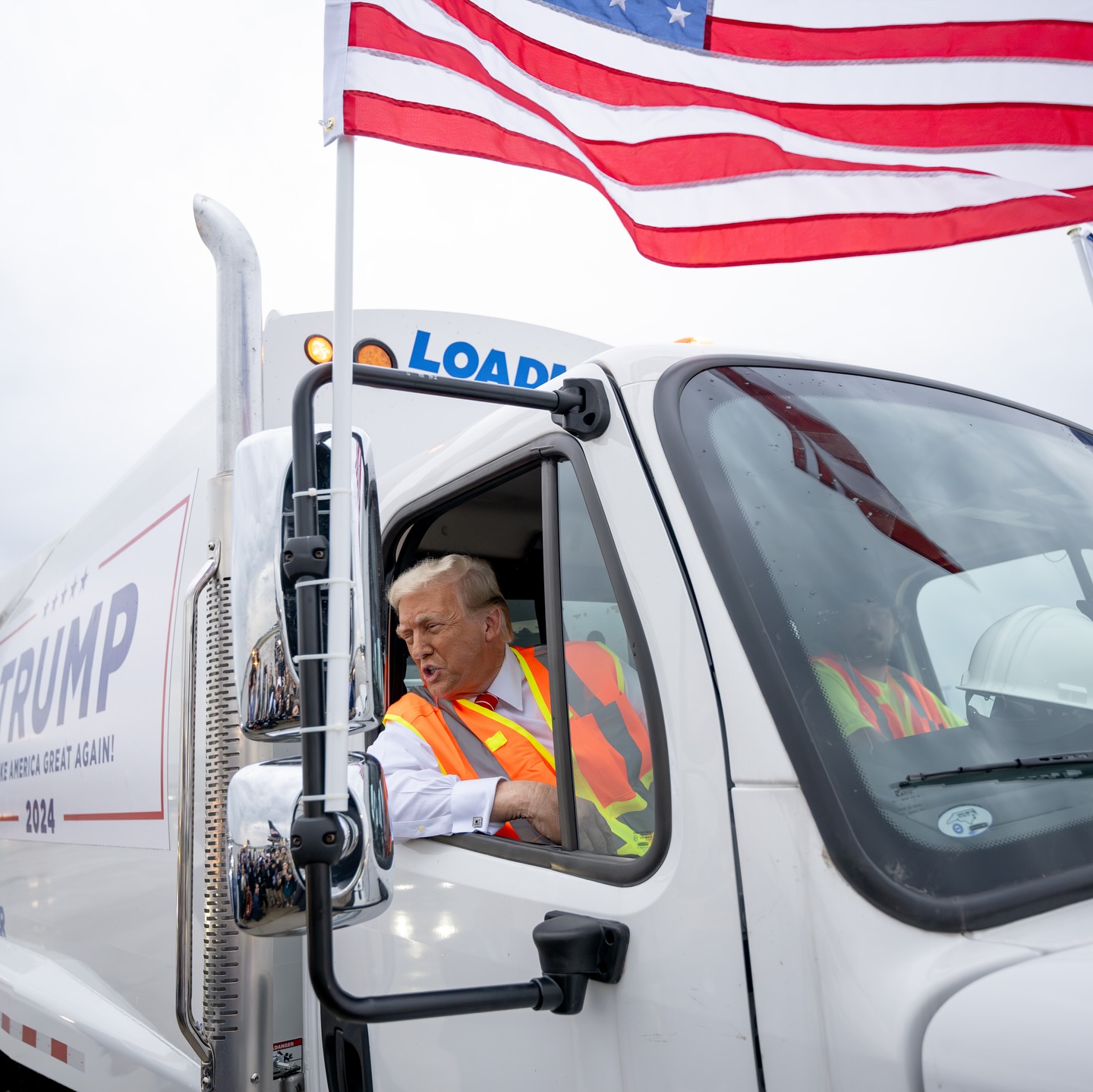 Trump, cu mașina de gunoi la un miting electoral, după gafa președintelui SUA: „În onoarea Kamalei şi a lui Biden”