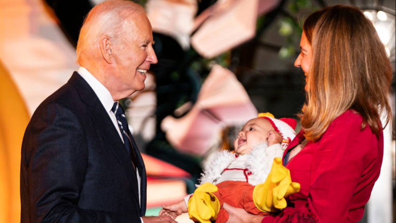 Moment viral la Casa Albă. Joe Biden a „mușcat” un bebeluș îmbrăcat în pui la petrecerea de Halloween. Cum s-a costumat prima doamnă