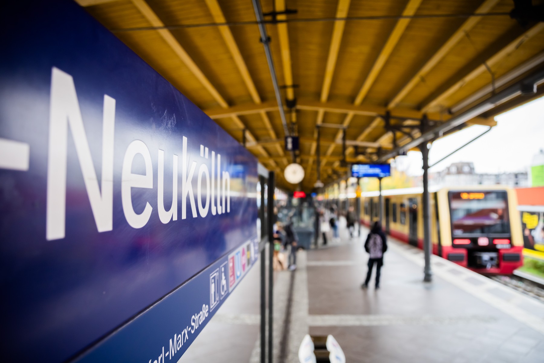Polițiștii din Berlin sunt în căutarea unui suspect care a lăsat un rucsac cu explozibili într-o gară