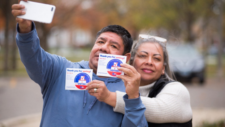 Americans in Chicago cast ballots in early voting for US presidential election