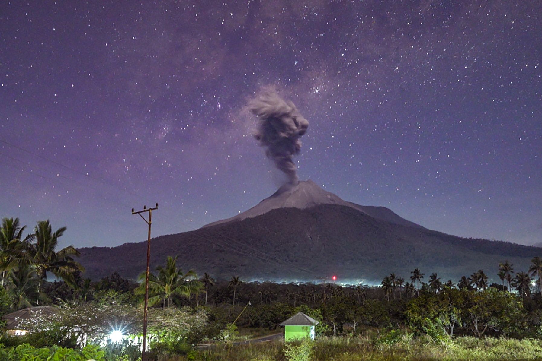 Vulcanul Lewotobi Laki-Laki din Indonezia a intrat iar în erupție. Recomandările autorităților