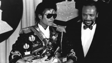 Quincy Jones, alături de Michael Jackson, la Premiile Grammy, în 1984