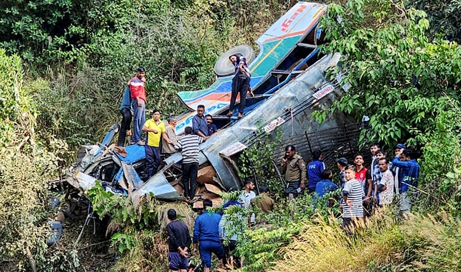Cel puţin 36 de morţi într-un accident în Himalaya. Autobuzul lor a căzut într-o râpă