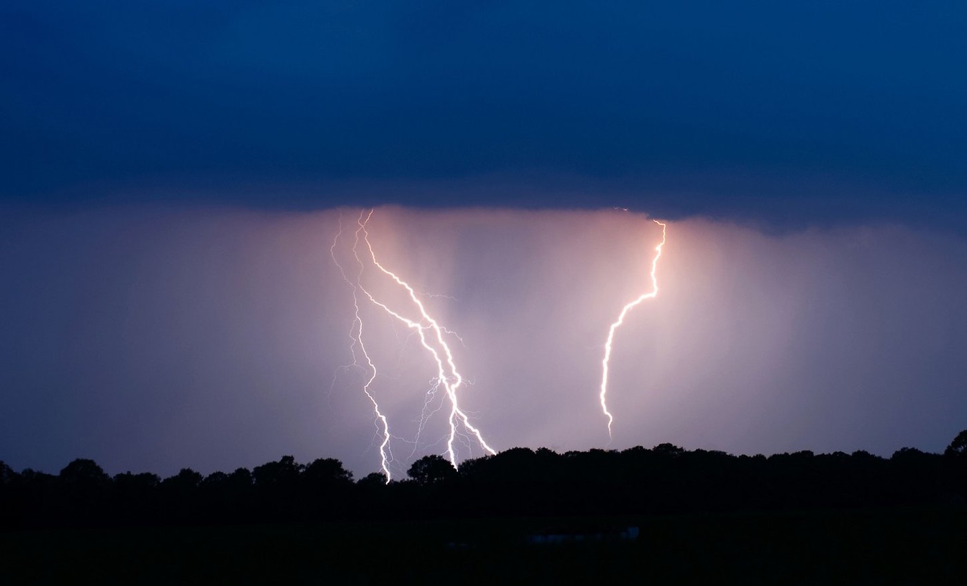 Furtuni puternice în Bihor și Maramureș. Zeci de mii de gospodării fără energie electrică. Acoperișul unui bloc din Ulmeni, smuls