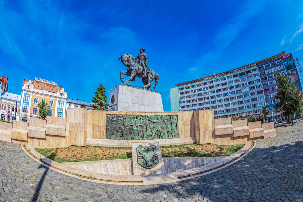 Apartament cu două camere scos la vânzare cu 340.000 euro în Cluj. Ironii pe rețelele sociale: „E inclusă și statuia, cu cal cu tot”