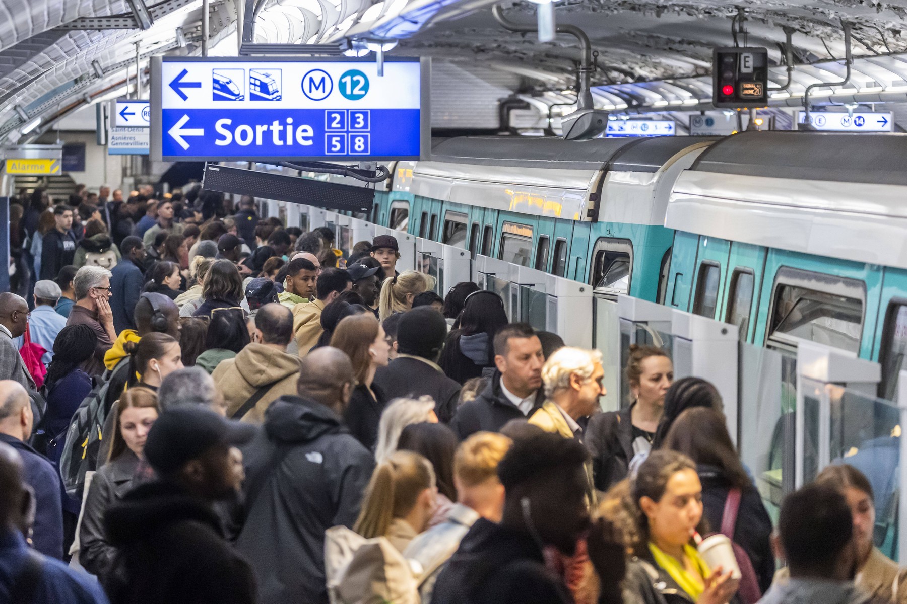 Atac violent cu toporul într-o stație de tren din apropiere de Paris. Mai multe persoane au fost rănite, printre care și copii