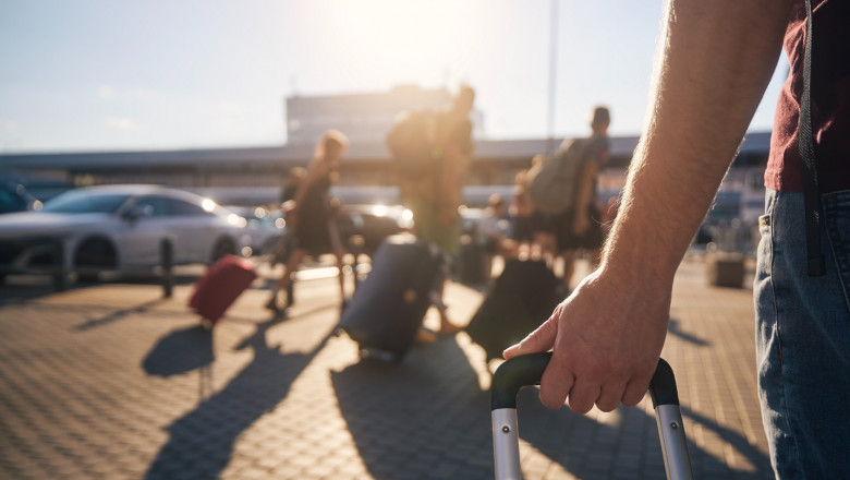 turisti cu bagaje la aeroport