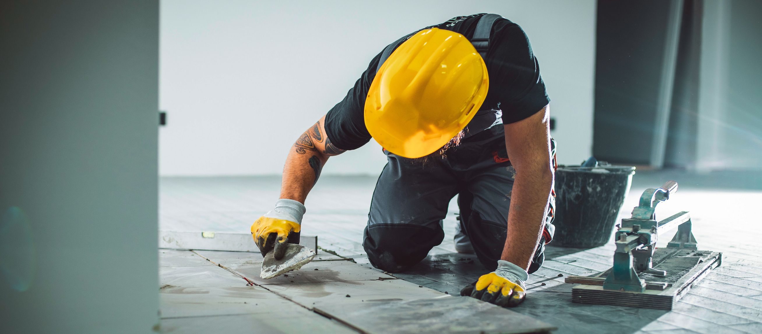 Criză de muncitori în construcții. Șantierul unde lucrează oameni din 4 județe, ca să ridice 100 de blocuri cu bani de la UE