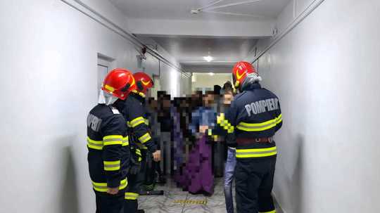 Alertă de incendiu la un centru de asistență de la spitalul din Videle. Clădirea s-a umplut cu cu fum, 75 de oameni au fost evacuați