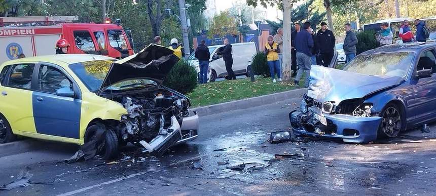 Un tânăr de 19 ani, fără permis, a fost reținut după un accident în București. A lovit o altă mașină și a fugit de la locul faptei