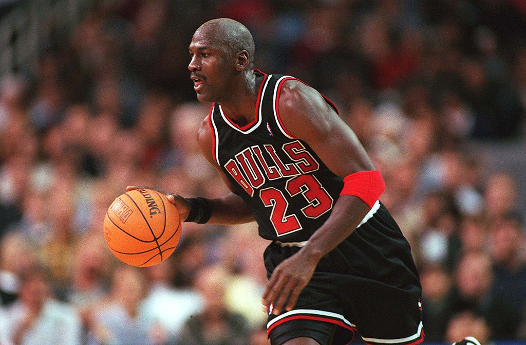 Suma enormă cu care s-a vândut la licitație un maiou purtat de Michael Jordan