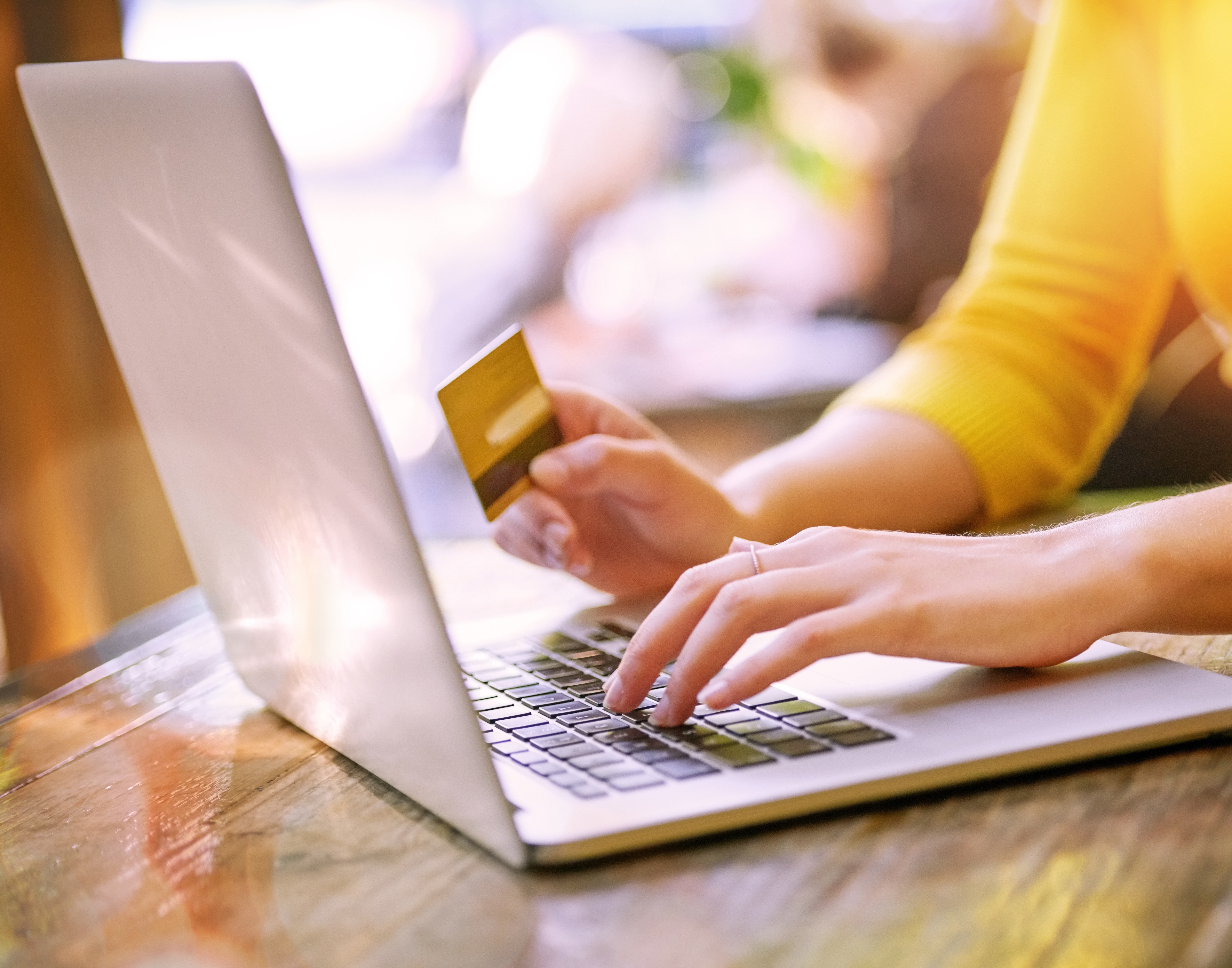 „Atenție la SMishing!”. Avertismentul specialiştilor în securitate cibernetică privind pericolele în perioada reducerilor online